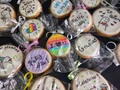 Galletas personalizadas con mensajes divertidos para cualquier ocasión, ideales para obsequiar a las maestras, compañeros de trabajo, amiguitos del colegio, etc . Todos van a querer recibir su galletica, sorprendelos con un detalle simple, delicioso y que seguro les sacará una sonrisa . #galletas #cookies #galletaspersonalizadas #galletasconmensajes #uglycookies #mensajes #eventos #Acopeventos