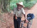 ☝️La felicidad no depende de un buen automóvil…  Este señor a su edad Recorre con alegría todas las mañanas montado en su bicicleta 🚲 dando siempre Gracias a Dios por un día más de vida en cada amanecer.