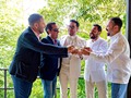 “El Último Brindis”.  Este fue un maravilloso momento antes de ir a la iglesia.  Le dije “Adiós a los Muchachos”.  Fue un momento emotivo. Hubo risas, lágrimas (literalmente), anécdotas, recuerdos… un momento de esos que quedan por siempre.   No estaban todos, fue una despedida sorpresa. Cada uno se acercó a mi habitación y se encargó de ayudarme en los detalles para que el traje, magistralmente confeccionado por @carlosbenguigui me quedara perfecto.   “Vísteme despacio, que tengo prisa”. Con esa frase, atribuida por algunos a Napoleón, le di inicio al ritual.   Los detalles fueron cuidados meticulosamente por todos, solo hubo un cambio de última hora, Robert, como siempre se saltó el pro, me quitó el pañuelo que llevaba en el bolsillo y entre palabras de amigos, me ofreció el suyo, “con este te vas a casar”, dijo… y con ese me casé, él tenía que ponerle su “toque”… lo demás es de Benguigui 😂😂😂  Gracias @hayala1976 @italovzla @maxpalmieri10 @mralce10 y a todos por regalarme este último brindis, nunca las burbujas de @bodegaspomar habían sido tan chispeantes y gloriosas.   Gracias por acompañarme caminando hasta la iglesia, donde me esperaba mi Madre y una ceremonia que cambiaría mi vida junto a @alexandrabraunoficial para siempre.   Recuerdos del alma❤️  #canaima @campamentocanaima  📸 @dougolivares  #suitekusari #ultimobrindis #últimobrindis  #thelasttoast  #muchachos #adiosalosmuchachos #toast #cheers #boda #wedding