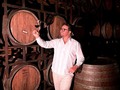 Decir que la bodega de envejecimiento de @bodegaspomar es mágica es quedarse corto.  Este lugar es algo realmente especial. Caminar entre las barricas, repletas de vinos que descansan y se transforman lentamente con el tiempo, es una experiencia increíble.   Estar en este lugar sagrado donde el tiempo se detiene gracias a la magia de la naturaleza y el esfuerzo humano, me ha hecho apreciar aún más el duro trabajo y la pasión que hay detrás de cada botella de estos maravillosos vinos que producimos en nuestras tierras.   El proceso de envejecimiento de los vinos Pomar es extremadamente delicado y requiere de mucho cuidado, paciencia y amor por el oficio.   En Bodegas Pomar, las condiciones de temperatura, humedad y reposo de los vinos están perfectamente controladas para obtener el envejecimiento ideal.  Durante meses, los enólogos supervisan constantemente la evolución de los vinos, catando muestras periódicamente para determinar cuándo un vino ha alcanzado la plenitud que se merece y nos ofrece lo mejor de sí.   La próxima Vendimia es en agosto.  Si tienen la oportunidad, les recomiendo visitar Carora y Viñedos Altagracia, y adentrarse en su mágico “tempo del vino”.   ¡No se arrepentirán!  Es una experiencia que atesorarán por mucho tiempo y siempre querrán volver🍷❤️  @bodegaspomar  #OrgulloVenezolano #OrgulloPomar #VinosPomar #bodegaspomar  #vinodevenezuela #cadagotadeestevinollevatunombre #vinosdevenezuela  #vinodevenezuela #venezuela #disfrutalavida #vino #vinos #wine #winelover #wines #winestagram #winelovers #sommelier #sommelierlife🍷 #lifestyle