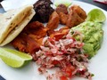 Comida típica de Santa Catarina Pinula... Carnitas y chicharrones con un curtido de rabano riquisimo 😍