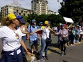 #1My | 3:20pm | Mujeres hacen cadena humana en la Av. Fco Miranda e ir a la autopista Fco Fajardo #Miranda #Caracas
