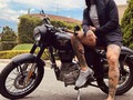 El loquillo de 👉🏽 @mateoc17 - 🏍 2 detalles no coinciden en esta foto: 1- mi tobillo  2- mi pinta de motociclista 😂 . . 🏍 Y encontré la forma perfecta de cansar y sacar a Ramona 😂 . . 🤩 mi moto de @recolombia @royalenfieldmedellin 🤙🏼