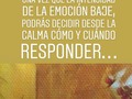 Reconocer la emoción en nosotros, aceptarla como una emoción útil y desde esta aceptación crear una pausa, respirar y regular la emoción. ¿Quién decide?  Dos amigos se reunieron para comer y antes, uno de ellos pasó por el quiosco a comprar el periódico.  Éste saludó amablemente al vendedor. El quiosquero, en cambio respondió con malos modales y muy desconsiderado le lanzó el periódico de mala manera. El comprador en cambio sonrió amablemente y pausadamente deseo al quiosquero que pasara un buen día, dándole las gracias por su servicio.  Los dos amigos continuaron el camino y cuando ya estaban alejados del quiosco, el otro amigo le dijo: . Oye ¿Este hombre siempre te trata así? . Si, siempre – le dijo el amigo . Y tú siempre te muestras con él tan educado y amable? . Si, así es. . Y ¿me quieres decir, por que tú eres tan amable con él, cuando él es tan antipático contigo? . El amigo le contestó: es bien fácil. No quiero que sea él quien decida como me he de comportar yo. #CuentoZen  Cualquiera puede enojarse, eso es algo sencillo. Pero enojarse con la persona adecuada, el el grado exacto, en el momento oportuno, con el propósito justo y del modo correcto... No resulta tan sencillo. #LoLeiPorAhi #AlBarela