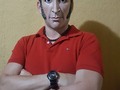 La frustración de Bolivar hoy en día sería algo fuera de lo normal comenzando con su hacienda San Mateo, descuidada y en ruinas con sus terrenos invadidos.  A caballo no podría andar, pues le llevaría días, semanas y meses cruzar frontera alguna para buscar aliados en vano porque el regresar, algunos con los que ha conversado, por una maleta de dólares, lo habrán traicionado 😒 .  De nada le servirá una 4x4, sin gasolina para poder tanquearla, y para colmo de males acaba de recordar que le mandó a eliminar la bombona de gas 🤦🏻‍♂️ .  Deberá ordenar aquí su estrategia pero en contra de quién lucharía? En contra de la Oposición o de la Revolución mesma?  Qué sería en serio de Bolivar hoy en día?  Estaría luchando por la libertad o resolviendo su día a día buscando dólares en efectivo para comprar 20 litros de gasolina, lidiando con la falta de agua, de gas, electricidad o subiendo a loma mas alta para obtener mejor señal en su celular y sin conexión con el mundo exterior porque DirecTV dejó de operar y un internet fallando cada vez más.  Se pararía en su balcón mirando al horizonte preguntándose cómo coño llegamos a tener 2 Tribunales Supremos, 2 Asambleas Nacionales y una Constituyente y de remate, 2 Presidente de un país que de repente todo lo perdió, quedando en soledad con un pueblo en un encierro obligatorio, frustrados, con rabia, miedo y desagrado, con los bolsillos cada vez más resquebrajados recibiendo como consolación buenos consejos por televisión para mantener limpias sus manos.  Sin embargo estaría conciente que cada quien lleva su propia lucha, tanto el que está fuera del país como el que aquí se mantiene, a su manera, pero todos en su lucha, con los poco o muchos recursos que tienen, esperanzados por un cambio de vida, con la fuerza y resistencia que tanto al Venezolano caracteriza.  Y de seguro se voltearía, agobiado en su agonía, luego de cerrar su fallida reunión por Zoom debido al 5to bajón de luz en menos de 1 hora, caminaría a su cama a acostarse con su tos seca, quizas dando su último suspiro pero esta vez no por tuberculisis sino por los síntomas del actual coronavirus 😔 . . . . . Máscara realizada por el artista @fedorcolon