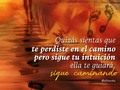 Lo importante no es el viaje sino disfrutar del recorrido y es que, hasta terminamos encontrando nuestro destino en el camino que tomamos para evitarlo.  Recibo frecuentes comentarios de personas en donde me dicen que no logran resolver un determinado problema a pesar de haberse leído no se cuantos libros de auto ayuda y que se yo, incluso piden les recomiende algún libro en especial... les digo que el problema es ese, pretender resolver una circunstancias según la experiencia de otro.  Lo que estás viviendo ahorita ya lo vivió alguien hace muchos años y lo plasmó en un libro, los filósofos antiguos pasaron por circunstancias parecidas y lo escribieron también, pero cada quien lo expresa su manera natural de enfrentar un situación según su instinto.  Lo que para alguien resulta una habilidad para otros representa un obstáculo; no sigas la huella, sino el calzado. Observa la esencia y no las apariencias.  Ahora parecerá sentirte perdido pero sigue a tu instinto que es el que habla desde el alma y conoce realmente la solución.  #asidesimple