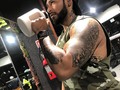 QUÉ BEBER ANTES DE ENTRENAR: LAS BEBIDAS RECOMENDADAS ¿Quieres rendir al máximo y mantenerte hidratado? Pruebas estas bebidas antes de entrenar. A continuación, te mostraremos cuáles son las mejores bebidas para consumir antes de una carrera. ❱ Agua Gran parte de tu cuerpo es agua (el 70% de nuestro cerebro es agua, por ejemplo), por lo que tu cuerpo necesita del agua para funcionar adecuadamente y poder realizar el transporte de nutrientes, regular la temperatura corporal, digerir los alimentos,  El agua no puede faltar antes de una carrera, por lo que te recomendamos que apenas te despiertes bebas un vaso de agua (cómo mínimo). Muchas personas apenas salen de la cama, no sienten sed ni deseos de  beber agua, pero es importante que tengas el hábito de hacerlo (sobre todo el día de la carrera). ❱ Café Una de las opciones favoritas de muchísimos runners, es el café, ya que suele ser la forma más accesible y sabrosa de consumir cafeína. La cafeína es una sustancia cuyos poderes para aumentar el rendimiento deportivo ha sido demostrado en Para aquellos que están acostumbrados a beber café antes de correr, es una buena forma de despertarse y esperar la carrera bien despiertos y activados. ❱ Té verde El té verde es otra buena alternativa para incluir cafeína a tus bebidas antes de participar de una carrera. Para quienes suelen sufrir molestias estomacales producto de los nervios pre-carrera, beber té verde con hojas de menta fresca puede ayudar a calmar los nervios y las molestias. En épocas de mucho calor, te recomendamos preparar el té verde (dejar reposar con agua hirviendo durante al menos 2 minutos) y luego colocarle hielo para beber una infusión refrescante y energética. ❱ Bebidas deportivas Las bebidas deportivas son una de las opciones de muchos corredores (aunque no sea nuestra favorita), por su aporte de carbohidratos y electrolitos.  Es una opción válida, pero si tienes pensado consumirlas durante la carrera te recomendamos que utilices alguna otra de las alternativas. ❱ Cualquier forma que escojan nunca olviden hidratarse adecuadamente.  #fitnesslifestyle #gymtime #gym #fit #fitness #bebidassaludables #bebidashidratantes #viernes