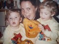 Feliz día de las madres!!!! 😍 Hoy especialmente a mi mami @ilsebraunwaldeck 🌷🌷🌷🌷 te quiero mami!!! Gracias por tu nobleza, alegria, consejos y por ser tan cariñosa y consentidora siempre🦋🦋🦋  A todas las mamás de Venezuela y el mundo que celebran este día tan especial. ☀️☀️☀️  Aquí en esta foto creo que teníamos como 3 años…. Y creo que Isabel se parece mucho a su mami @braunkarina verdad???