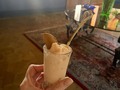 Sabes que es la “mamonada” ?  Se trata de una bebida a base de un extracto de mamón, fruta que mezcla frescura, sabor, calidad y distintas vitaminas que la hace deliciosa!  👌La mamonada es la reina de los jugos y caratos en el estado Lara. Yo la probé en @posadasalamanca   😓El trabajo que tiene su preparación es enorme, pero el resultado es una especie de carato dulce y suave, donde puedes saborear la deliciosa pulpa de mamón.   💕Vale la pena el esfuerzo para disfrutar esta exquisitez larense.  🌼Esta rica fruta exótica se ha hecho muy popular por sus propiedades beneficiosas para la salud.   😀Tambien se le conoce como mamoncillo, motoyoé, guaya, guayo, maco, quenepa, papamundo entre otros nombres pero en Venezuela se le llama mamón.  La receta:  ☀️Ingredientes  -3 kilos de mamones -2 tazas de azúcar -1 lata de leche condensada -2 litros de leche -Vainilla al gusto  Modo Frozen es diviiiiiina y aquí me la pusieron con crocante de catalina 😀😀😀 es espectacular 😍😍😍😍  #mamonada #carora   Conoces alguna otra bebida de Carora?