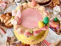 La tradición más bonita que celebramos en familia es #lapascua ❤️🐣   Esperábamos que llegara el domingo para buscar los dulces que dejaba el conejo en el jardín.   Desde la pandemia no lo celebrábamos y este año fue muy especial, tener a la familia casi completa y disfrutar de un desayuno muy lindo fue algo especial. Me recordó esos domingos que íbamos a casa de la abuela y ella cocinaba tan Rico! Esperábamos que se hiciera la tarde para disfrutar de un café rico y un pastel.   Este año me tocó esconder los huevos de chocolate para los primos mas chiquitos…. Fue sin duda muy divertido! ❤️❤️❤️   Gracias Norkys @tuttydulces por sorprendernos siempre con tu bello pastel. 🥕   La Pascua es una Festividad religiosa que se celebra el domingo después del plenilunio posterior al 20 de marzo, en que los cristianos conmemoran la resurrección de Jesús.  Solo agradezco por tener salud y tener una familia hermosa ❤️   Feliz semana!!! 🥰🥰🥰.