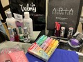 Amo los regalos para nuestras artistas!!! Nuestra #glambag ☀️☀️☀️ Gracias @somosdearbody @ariacosmeticsofficial @cosme @kores_venezuela @bolsamaniamcbo
