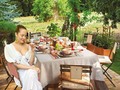 El paladar de la mujer es avispado, curioso y muy conocedor🥰🥰🥰  En cada degustación, reunión social o evento en el que el vino es protagonista, la mirada femenina sobresale a partir de sus descripciones sutiles y precisas.     La mujer actual, contemporánea, va en busca de las tendencias, descubre las novedades del dinámico y cambiante mercado vinófilo, y se entusiasma con los maridajes. Bebe desde vinos delicados, ligeros y fáciles de tomar a exponentes con carácter y buen cuerpo. Explora, además, el mundo de los espumosos y vinos fortificados.  Sabias que hoy 6 de cada 10 mujeres, según datos estadís recientes, prefieren tintos con buena estructura que antes eran considerados exclusivos para el universo masculino?  💕🍷