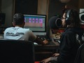 Con el gran yeyé trabajando en la música nueva. A veces con toda la energía, a veces con la motivación en el piso, pero siempre a sabiendas de que los sueños no se abandonan, así toque cumplirlos un día a la vez. ⏰ ph: @santidigitalarts 🔥