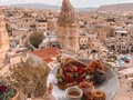 #Buongiorno #Cappadocia ♥️ @vistacavehotel . Come state in Italia? Qui procede tutto a meraviglia! I turchi al mattino fanno una colazione molto abbondante e noi ci stiamo adattando a questo ma poi non riusciamo mai a mangiare per il pranzo perché siamo pienissimi quindi ci riserviamo una bella cenetta! . . . . #kapadokya#turkey🇹🇷#turkeyfood#turkeybreast#travel_drops#travel_captures#travelislife