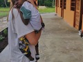 L’esperienza con questo bimbo in Africa mi ha colpita par.  Dopo il suo trattamento la mamma lo ha lasciato sul lettino, ha incrociato le braccia ed ha abbandonato la testa sul cuscino, c’era una sensazione strana quindi ho sentito di dover prendere in braccio questo scricciolo. Lui si è accoccolato così sulla spalla, tranquillo ma come se stesse comunque vigilando sulla mamma. Lei ha avuto una forte crisi di pianto e si è buttata per terra, era un fiume in piena, aveva bisogno di quel momento, un momento tutto per lei, uno sfogo, una liberazione che il trattamento le ha aiutato ad avere. È stato forte. Spesso magari ci aspettiamo di dover essere mamme perfette, di non poter avere mai un momento di down e invece la natura non è questo, quei momenti ci sono ed è fondamentale accoglierli perché, si, si è mamme ma anche persone!