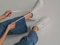 #curiosidades del jeans .  Los jeans son un tipo de pantalones que están hechos de tela de mezclilla. Fueron diseñados originalmente como ropa de trabajo para vaqueros y mineros en el siglo XIX, pero desde entonces se han convertido en un artículo de moda popular usado por personas de todas las edades y orígenes.  Los jeans vienen en una variedad de estilos, que incluyen skinny, pierna recta, bootcut, flare y boyfriend. También vienen en diferentes lavados, que van de claros a oscuros, y se pueden desgastar o adornar con bordados, parches o tachuelas.  Una de las razones por las que los jeans son tan populares es porque son versátiles y se pueden vestir de manera elegante o informal según la ocasión. Se pueden llevar con camiseta y zapatillas para un look casual o bien combinados con blusa y para un evento más formal.