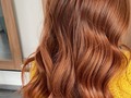 Cobrizo Tono natural Como su nombre lo indica, el cobrizo auténtico es el color del metal en su más pura expresión. El tono cobrizo es cálido, vívido y fascinante. Debería avivar tu aspecto, trayendo nueva vida a tu piel y cejas. El cobrizo no es simplemente un tipo de rojo, es de los tonos que hace voltear cabezas y atraer la atención. Si estás lista para ser el foco de atención y teñirte de cobrizo, querrás estar segura y elegir una rutina capilar que se enfoque en mantener un tono vibrante. Solo los profesionales podrá guiarte.
