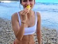 Un Lunes en la playa comiendo piña siempre estuvo en mi bucket list 🍍 Y no lo sabía hasta ese día. #BestMondayEver  Thanks @mdhamblin por la piña y @yo_gramcrackers por la foto 💛
