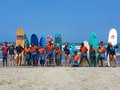 Surf: una tabla de salvación para los jóvenes de la isla de Tierra Bomba  Después de los 15 años muchos de ellos no regresaban al colegio y a los 16 o 17 algunos ya eran padres. Una realidad que comenzó a cambiar por cuenta de un proyecto educativo gracias al cual la isla ya tiene varios campeones en este deporte.  En 2010 un grupo de amigos comenzaron un trabajo social para combatir la deserción escolar y aportar desde sus saberes al desarrollo de Tierra Bomba. Ese esfuerzo se refleja hoy en varios diplomas de bachillerato, playas más limpias y contribuciones comunitarias a este proyecto educativo.  Revista Semana.
