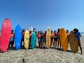 Surf surf surf !  Nos encanta el surf y amamos el mar!... Todos los viernes y sábados salimos a buscar olas en el Mar !  Gracias @mariepiraube Emma, Niklas, Connor, Fernando, Fiona y todos los voluntarios que siempre nos apoyan para dar lo mejor en las playas de Tierra Bomba y Cartagena!   Si quieres aprender a surfear ven con nosotros y aprende Instructor @jpe1984
