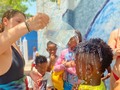 Lamentablemente el AGUA no es un recurso que tenemos en Tierra Bomba. El Agua debe llega por barco y los barcos no viene con frecuencia debido a la alta demanda que hay en Hoteles y beach clubs que hay en la zona insular. No hay muchos bongos que suplan la demanda de Tierra Bomba, Caño del oro, Bocachica, Punta Arena, Baru, Islas del Rosario, Tintipan, Mucura. Hay una crisis de agua fuerte! Por eso a todos nuestros practicante de surf los bañamos con agua dulce para quitarle el agua salada. Así pueden ir a sus casas limpios y listos para ir al colegio.