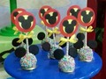Para celebrar junto mickey sus amigos con estos cakepop #amk #amkgourmet #mickey #cupcake #cakepop #mesadulce #candy #candybar #tortas #cake #fiesta #eventos #celebraciones #compartir #disfrutar #disney #lacasademickeymouse #brownie
