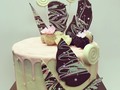 Drip Cake #Amk#amkgourmet#cupcake#galletas#cake#torta#pastel#evento#celebraciones#candy #mesadulce#fiestas#compartir#donuts#donas#cookies#lacepops#magnum#instagram#oreofudge#oreo#suspiros#cakepops #croquembuche#instacake#dripcake