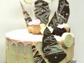 Drip Cake #Amk#amkgourmet#cupcake#galletas#cake#torta#pastel#evento#celebraciones#candy #mesadulce#fiestas#compartir#donuts#donas#cookies#lacepops#magnum#instagram#oreofudge#oreo#suspiros#cakepops #croquembuche#instacake#dripcake