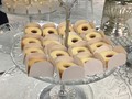 Modo Boda Galletas de mantequillas con confitura de frutos rojos o mejor conocida como Reinitas Locación @eurobuilding.hotel  #Amk#amkgourmet#cupcake#galletas#cake#torta#pastel#evento#celebraciones#candy #mesadulce#fiestas#compartir#donuts#donas#cookies#lacepops#magnum#instagram#oreofudge#oreo#suspiros#cakepops #croquembuche#instacake#comunion#boda