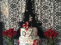 Hermosa la Cake para nuestra querida @jarzetans en su cumpleaños #31 #jarmisbirthday #paris #cakeparis #redvelvet #decoracion A&Ms Cakes 🎂🎉🇺🇸 contáctanos para tu celebración ideal! 🍭🍦🍨🍧🍰🎈 #cakes#mesadedulces#decoracion#chocolate#redvelvet#vainilla #rellenos #buttercream #chocolate #piedelimon #brownie #cheescake #marquesa #tresleche #candybar #galletas #chupetas #trufas #polvorosas #florida #orlando #amscake #venezolanosenorlando 🇺🇸📍entrega en todo orlando 😉