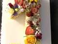 #numbercake feliz aniversario @radnerp #marco 👩🏻🧔🏽🎉💕#Firstanniversary #1year #happyanniversary #family #happyfamily #amscake #tendencias #vanilla #creamcheese #flowers 🍓🌹🌻