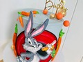 👀¿Who doesn't find Bugs Bunny funny?👀 we love his sarcasm and irony😆😆cute and fun theme🤩✨ . . . #bugsbunny #bugsbunnycake #fondantcake #rosecake #birthdaycake #vanillacake #trendingnow #tiktok #viralvideos #buttercreamcake #reelsinstagram #girlycake #reelsviral #fondantcake #cakedesigner #amscake #orlandoflorida🇺🇸☀️