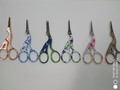 Tijeras Bordar Garza Unas tijeras elegantes al más puro estilo antiguo. Tendrás mucha precisión en el corte  gracias a su punta alargada  Nos parecen el complemento perfecto para cualquier tejedora o crochetera Descripción Las Tijeras de Bordar de Garza son esenciales para ti como complemento perfecto para rematar tus labores como una profesional.  Punto, ganchillo o costura, no importa lo que hagas, te vendrá bien tenerlas a mano. Para las que bordan, la punta afilada es esencial para poder cortar los hilos con más facilidad. De hecho son especiales para bordado, así que, si te gusta la temática, ya sabes…Para la que teje,  una tijera manejable y con estilo antiguo. Y si quieres aprender la técnica de abrir ojales una vez terminada la prenda, te viene perfectamente eso de que tengan una punta larga y afilada.  Están fabricadas en metal de color dorado y tienen forma de pájaro, siendo el pico la punta de la tijera.  A nosotras nos recuerda a la elegancia de una garza y, por eso, le hemos puesto ese nombre: Tijeras de Bordar Garza. Tienen una medida de 11’5cm, pequeñas y útiles para transportar de un sitio a otro.  Una recomendación muy importante para que tus Tijeras de Bordar de Garza se mantengan perfectas como el primer día: si las vas a utilizar para tus labores,  no las uses para nada más. Eso es algo que hemos aprendido en estos años de las expertas costureras que hemos ido conociendo y, aunque no parezca tan importante, lo es. Si vas a utilizar estas tijeras, o cualquier otra para una cosa concreta como cortar hilos, no las uses para por ejemplo, papel y mucho menos para cortar cosas duras. Se pueden acabar estropeando.   Realiza tu pedido por Whatsapp  📱 04141406208 ☎️ Telf tienda 0212 2573172  🛵 Disponible delivery 🚛 Envíos nacionales  #tijeras  #tijeragarza #merceríacreativa #merceriasencaracas #merceriasonline #productoimportado #muselina #bordadoras #manualidades #caracas #macaracuay
