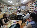 Miércoles de crochet, seguimos aprendiendo, avanzando en conocer la técnica, ejercitando cada día para llegar a la perfección y tejer bien. El crochet es práctica dedicar unos minutos al día permitirá tejer cada vez más bonito.   Constancia, paciencia y dedicación lograremos ser buenas crocheteras 🧶.  Quieres aprender puedes contactarnos a través de Whatsapp 📱 04141406208  ☎️ Telf tienda 0212 2573172   #tejeresterapia #tejedoresvenezuela #tejequeteje #creando #crochetcaracas #crocherapia #crocheteras #talleresdecrochet