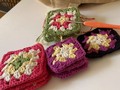 Vamos a ver qué hacemos con estos #grannysquare, que está tejiendo nuestra alumna nivel intermedio de las clases de crochet.......  Tú que harías?????   #tejeresterapia #tejeresmoda  #crochetgrannysquare  #yositejo  #atejeresmasfacilconmariaelena  #muselina  #clasesdecrochet