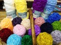 Chenille maravillosamente suave y aterciopelado. Ideal para proyectos gruesos mantas, cojines, alfombras de baño,, bolsos, amigurumis, prendas de vestir y todo lo que imagines tejer. Disponible variedad de colores. 100 gramos  160 metros   Realiza tu pedido por Whatsapp  📱 04141406208  ☎️ Telf tienda 0212 2573172  🛵 Disponible delivery 🚌 Envíos nacionales  #tejeresterapia #tejequeteje #tejedoresdesueños #chenille #muselina #merceria #merceriasonline #chenillecrochet #merceriasencaracas #merceriacondelivery #productoimportado #diseñadoresvenezolanos #modafashion #Caracas #baruta #chacao #elhatillo