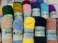 Chenille maravillosamente suave y aterciopelado. Ideal para proyectos gruesos mantas, cojines, alfombras de baño,, bolsos, amigurumis, prendas de vestir y todo lo que imagines tejer. Disponible variedad de colores. 100 gramos  160 metros   Realiza tu pedido por Whatsapp  📱 04141406208  ☎️ Telf tienda 0212 2573172  🛵 Disponible delivery 🚌 Envíos nacionales  #tejeresterapia #tejequeteje #tejedoresdesueños #chenille #muselina #merceria #merceriasonline #chenillecrochet #merceriasencaracas #merceriacondelivery #productoimportado #diseñadoresvenezolanos #modafashion #Caracas #baruta #chacao #elhatillo