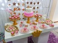 Detalles de este delicado montaje realizado con mucho cariño para una princesa, en un pequeño espacio de la casa... desliza ➡️ Fotos @eduardo.silva.b  #cake #cupcake #cookies #alfajores #suspiros #corona #princesa #cakedesign #fondant #fondantart #sugar #sugarart #tarta #bolo #bolosefesta #instacake #cakestagram #instafoto #anascakesve