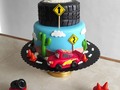 Seguimos con la temática de Cars 🚦⛔🏁 el Rayo Mc queen modelado, totalmente comestible y cupcakes que complementan la decoración.  #cars #rayomcqueen #modeladodecomics #fondant #fondantart #fondantcake #fondantcupcake #cupcakesdecorados #cupcakescars #tortadecumpleaños #tortasdecoradas #bolo #bolodefesta #instacake #cakestagram #instafoto #anascakesve