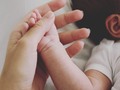Ser madre, la profesión más difícil y menos valorada del mundo hasta que la ejerces. Cuantos “deja que seas madre” entiendo hoy en día. Cuánto valoras todo lo que hizo la tuya para traerte hasta aquí. Un trabajo 24/7 todos los días de tu vida hasta que dejes este plano; sin vacaciones y con muchas horas extras. La responsabilidad de traer al mundo, enseñar, mantener, ser ejemplo y hacer nuestro mejor esfuerzo en educar seres humanos que valgan la pena para el mundo de hoy. Y todo sin pedir nada a cambio, solo que seas feliz y estés sano, como remuneración. Nada más cierto que la frase que leí días antes que naciera Ciara “ser madre es expandir tu corazón a otra persona para siempre” y cuanta verdad esconde. Gracias mi estrellita por ser mi jefa y ascenderme al cargo de Mamá; es dificilísimo y a la vez tan maravilloso y emocionante que solo me arrepiento de no haberte buscado antes. Y gracias mamá por traerme hasta aquí y ser mi mejor ejemplo❤️
