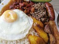 Almuerzo de campeones 💪🏼🇨🇴 Bandeja paisa... Chicharron Chorizo santarrosano Plátano maduro Carne molida Agucate Huevo Frijoles (falto la arepa)