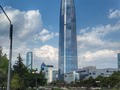 La Gran Torre Costanera, que con sus 300 metros de altura se atribuye el título como el rascacielos más alto de Sudamérica... Majestuosa, impecable... Sin duda una hermosa y vanguardista obra arquitectónica que adorna la bella ciudad de Santiago!... #SantiagoDeChile #TorreCostanera #Chile #Rascacielos #ConociendoSantiago #Bi