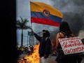 “Desamparan el país alimentando su codicia”  Si me preguntan por una imagen que para mi describa que siento por mi país hoy en día, diría que esta es. Ustedes opinen al respecto. Gracias Pereira. Gracias Colombia ❤️🇨🇴