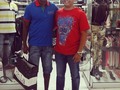 Hoy estuvo visitando a uno de nuestros aliados comerciales @almacenohla uno súper jugador del #Atlé Juan David Valencia.