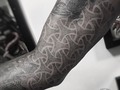 Dotwork Background ✍🏽 #tattoo #tattoos #tatts #tatuajes #tatuajem #inkstagram #instatattoos #dotwork #geometric #background #tattooideas #Fkirons #criticalpowersupply #linkinkapp #revistametalhead #TribalStageTattoo #AndyDuarteTattoo