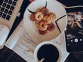 Desde siempre las tardes son mi mejor y mas productivo momento🤔 y en cuarentena no me puede faltar un buen snack, café y mi música favorita para dejar volar mi imaginación 💡💓 #mood #quarentine #wednesday