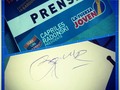 La firma del candidato @hcapriles despues de bajar de tarima a saludar a los jovenes #ElFuturoSeHacePresente #HayUnCamino