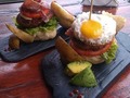 Así de geniales son las #Hamburguesas de @elrinconburger patrocinantes oficiales del #StandUpaLaAltura éste Viernes 28 en @fragacafe Cc Pie De monte con el show de @fabricioconde76 (Ccs)  estás en #Merida y te quieres comer una super #hamburguesa así? Ven y disfrutalas en el #páramo #laculata son brutalesss! #Venezuela #andes #food #foodporn #burger #standup #comediantes #comedia #comedy #show #envivo #live