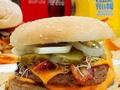 Los domingos se almuerza tarde... Acércate a nuestras sedes y disfruta de las mejores hamburguesas #TuLaHacesPerfecta #hba143 @hba143