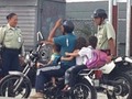 Cómo que éste es el único que se ha preocupado por ésto? #Repost @carlosgarc1a Este tipo de imágenes se han convertido en algo común en nuestro país. Hoy detuvimos este padre irresponsable con sus tres hijos sin ningún tipo de protección. Hacemos esfuerzos para proteger la vida de ciudadanos, pero es labor de todos contribuir a rescatar los valores positivos que siempre nos han destacado a los que habitamos en este municipio ejemplar!